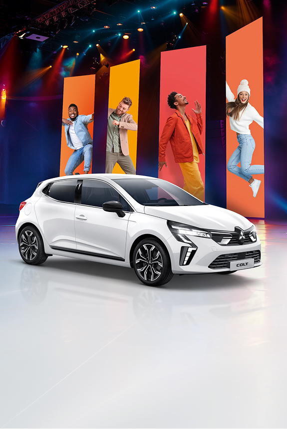 Eine Bühne mit dem COLT Edition und Bannern im Hintergrund auf denen lachende Menschen zu sehen sind